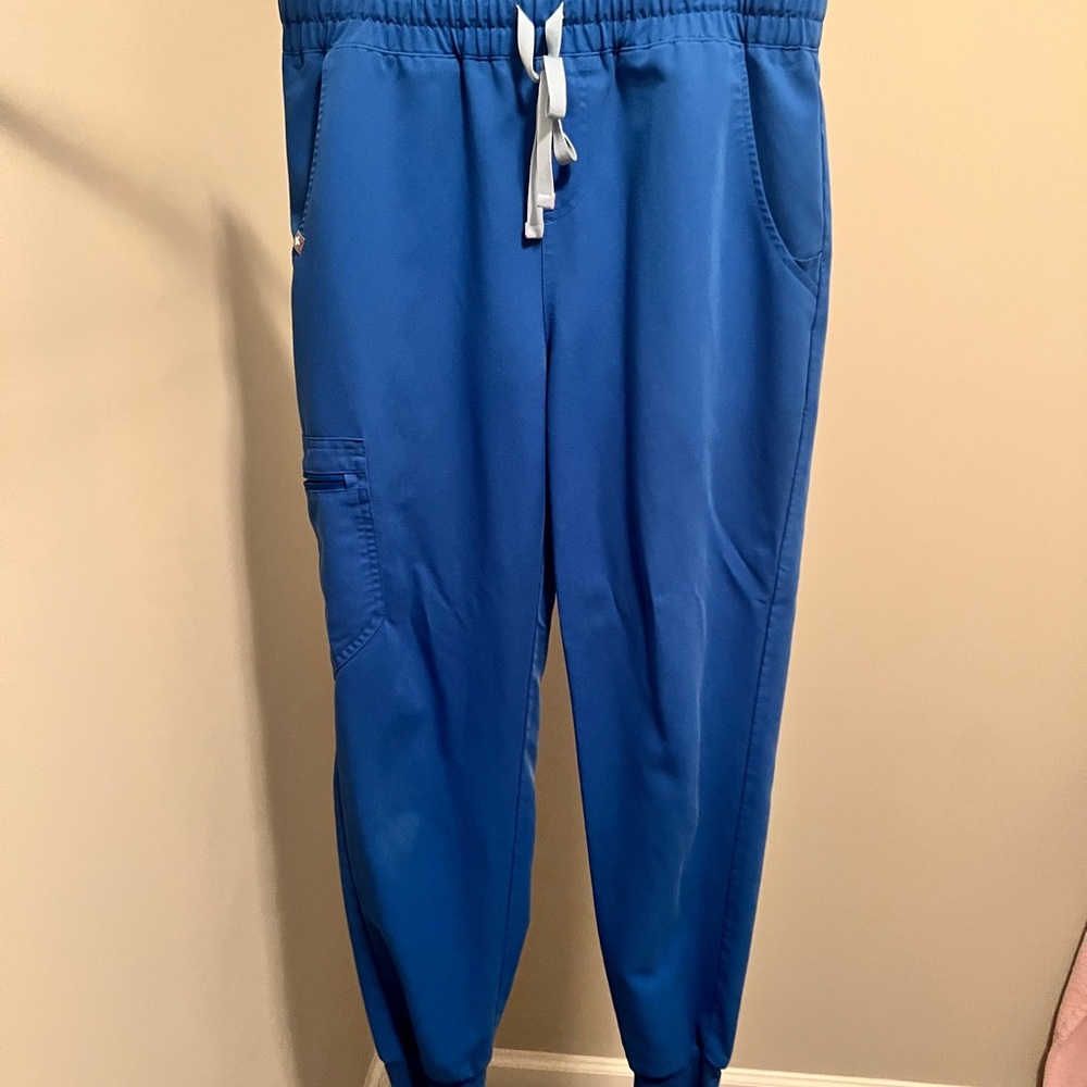 2 pairs of women’s Figs joggers